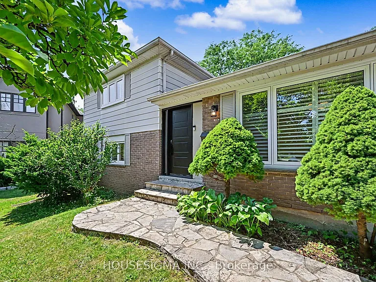 444 Withnell Cres — Photo 2
