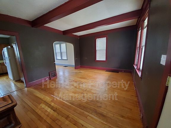 4th image of 922 N 13th Ave E