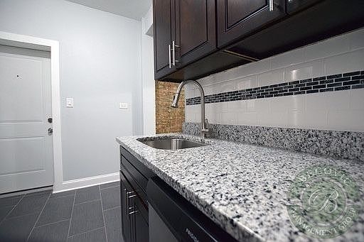 5th image of 1106 W Glenlake Ave #3