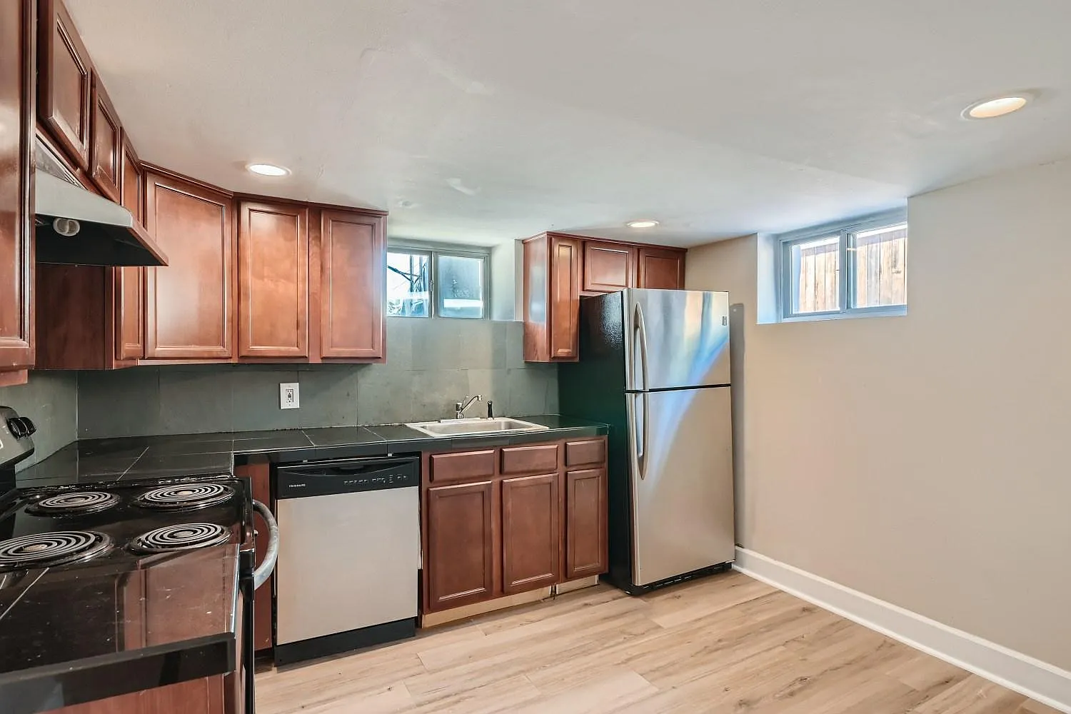 499 Fox St — Photo 4