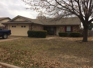 2813 Meadow Ridge Dr, Fort Worth, TX 76133