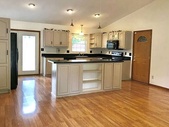 4th image of 2108 Valdez Dr