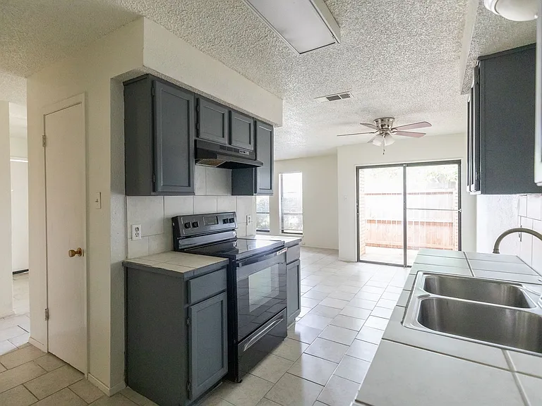 4925 Greenslope Dr — Photo 11