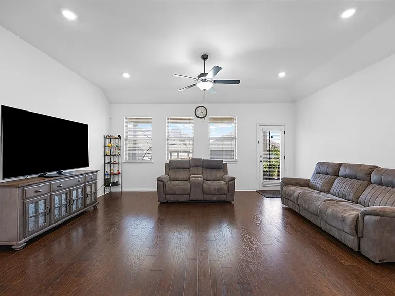 303 Eagle Ford Dr — Photo 9