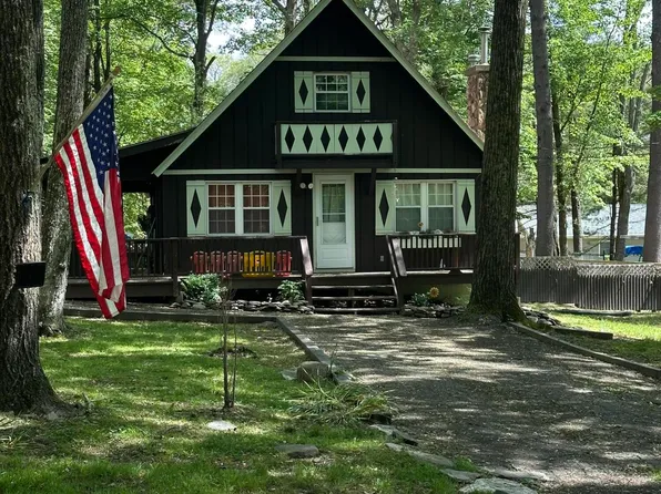 104 Red Squirrel Ct, Dingmans Ferry, PA 18328