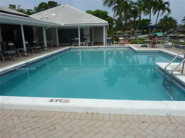 180 Cypress Club Dr APT 811, Pompano Beach, FL 33060