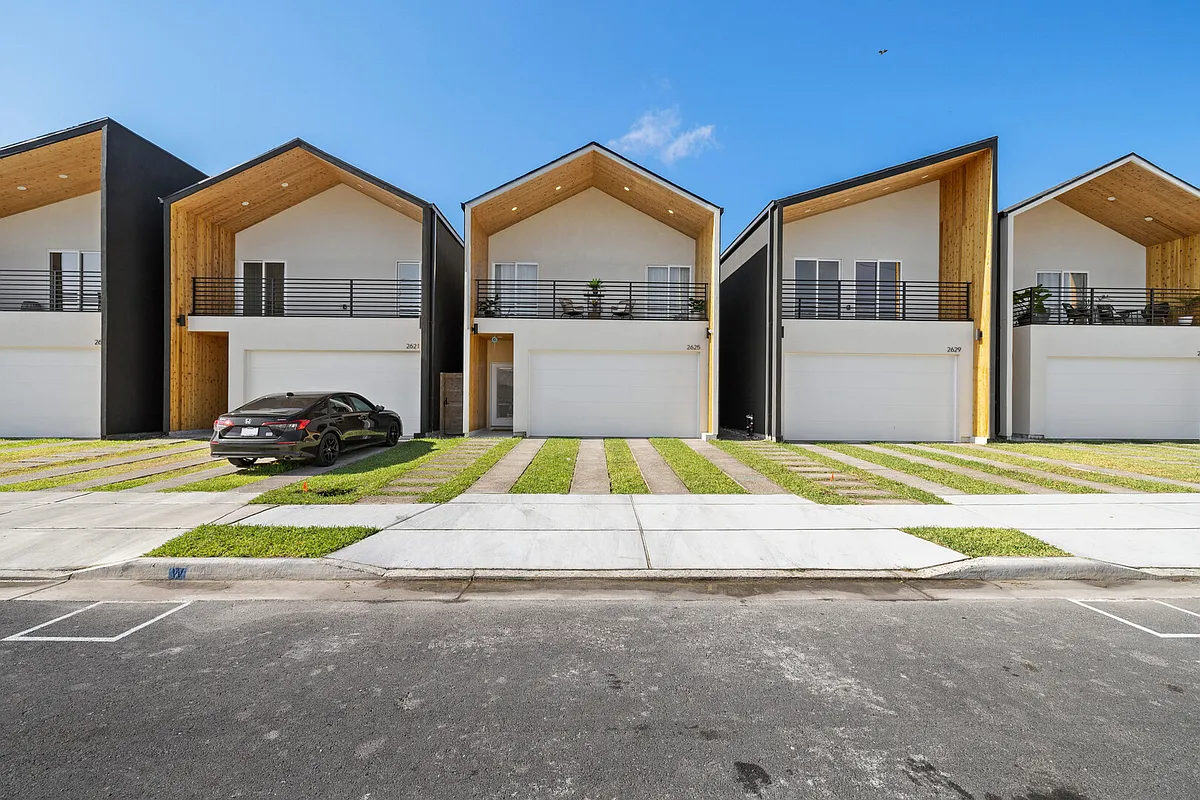 Building Photo - Warbler Ave