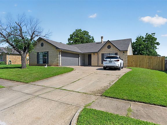 3rd image of 3825 Hackberry Ln