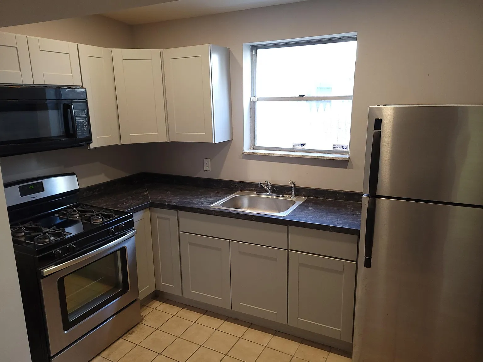 3 bed, 1.5 bath, 940 sqft, $2,100 — Photo 4