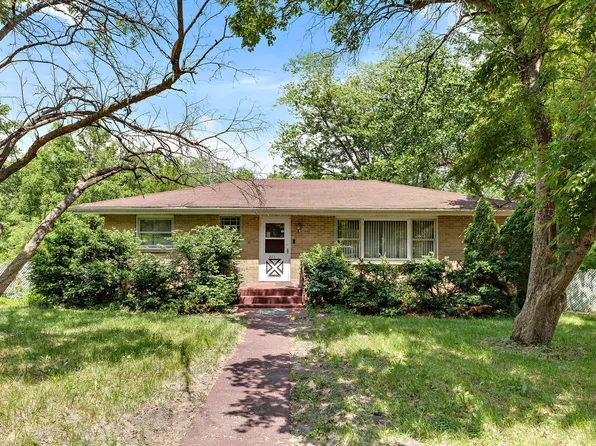 925 Ash Dr, Saint Anne, IL 60964