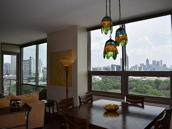 Dining with spectacular city view