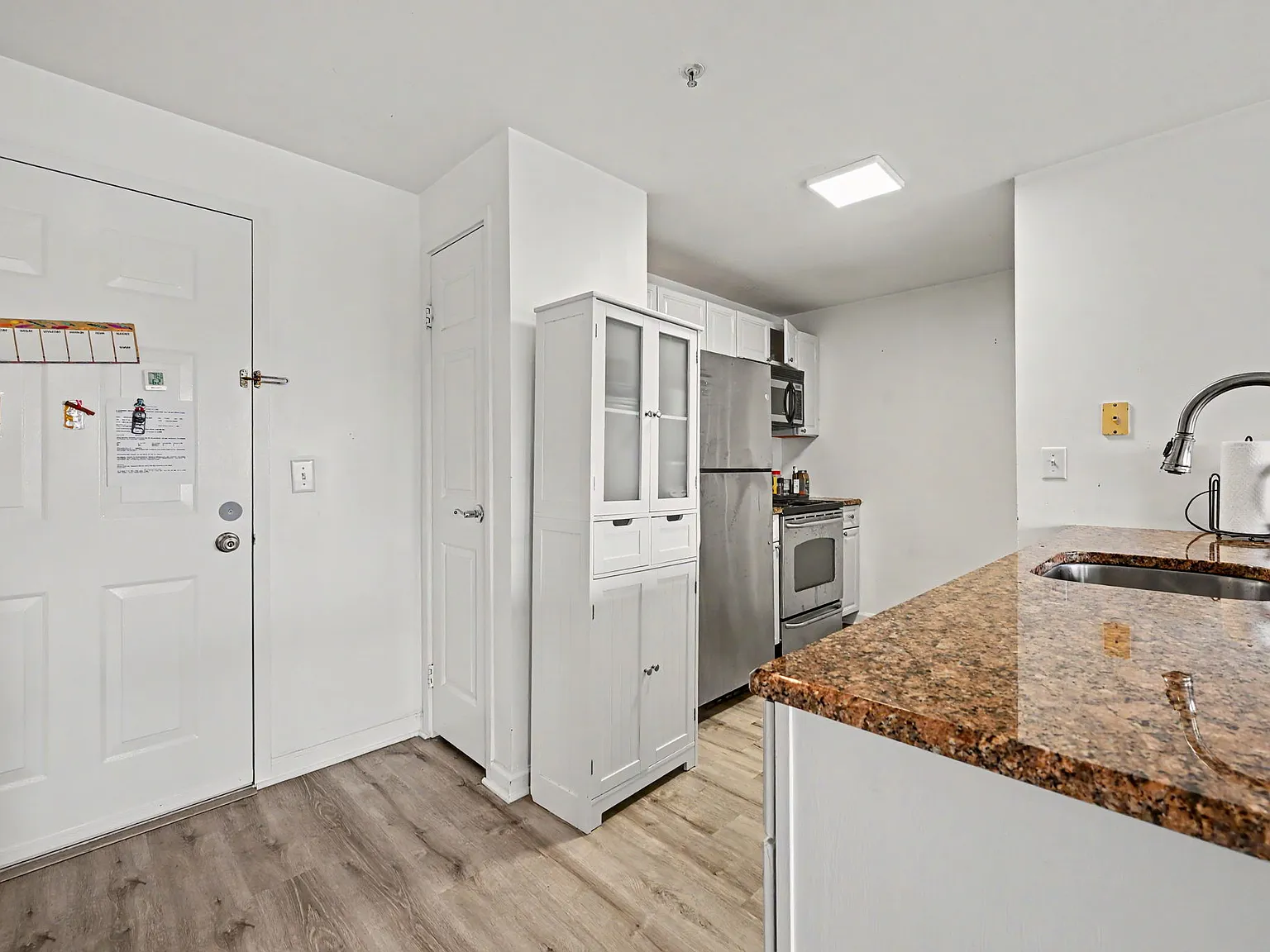 1 bed, 677 sqft, $2,400 — Photo 4