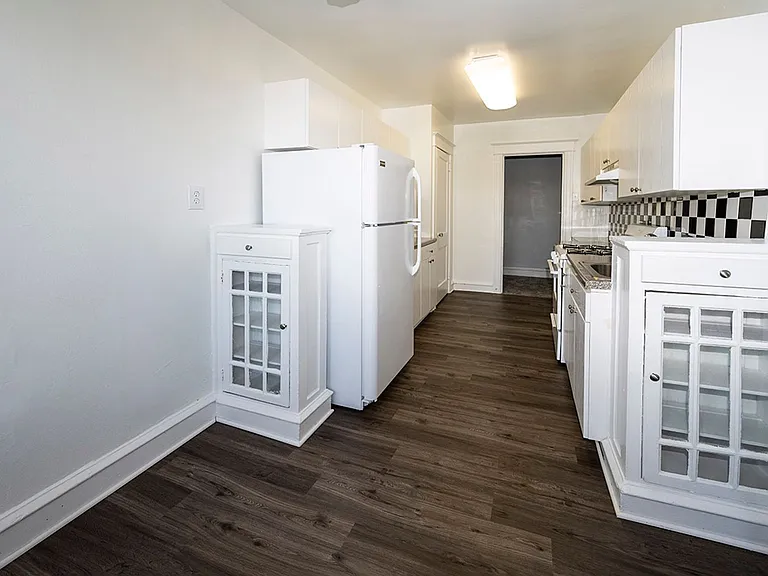 Upsal Gardens Apartments- Beautiful historical building with breathtaking charm! — Photo 36