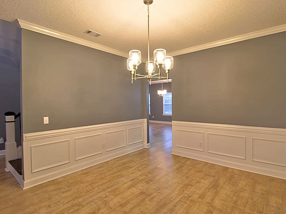 3rd image of 432 Fairview Cir