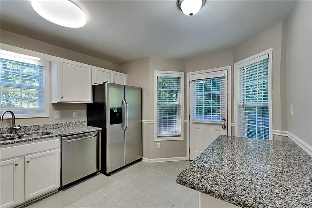 3 bed, 2.0 bath, 1357 sqft, $1,825 — Photo 4