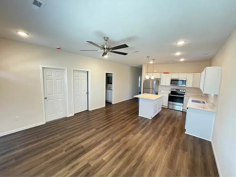 338 W Castle St — Photo 3