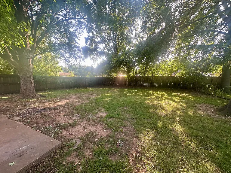 2437 S Kings Ave — Photo 9