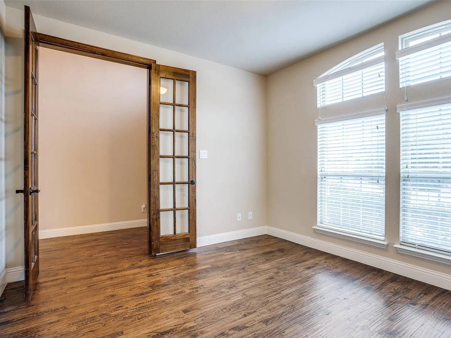 5 bed, 3637 sqft, $3,300 — Photo 2
