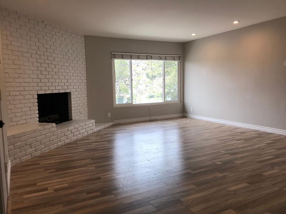 Huge Living Room W/ Fireplace