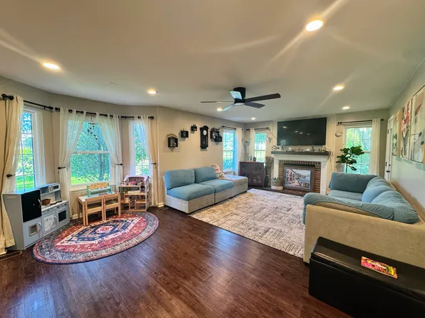115 E Fabish Dr, Buffalo Grove, IL 60089