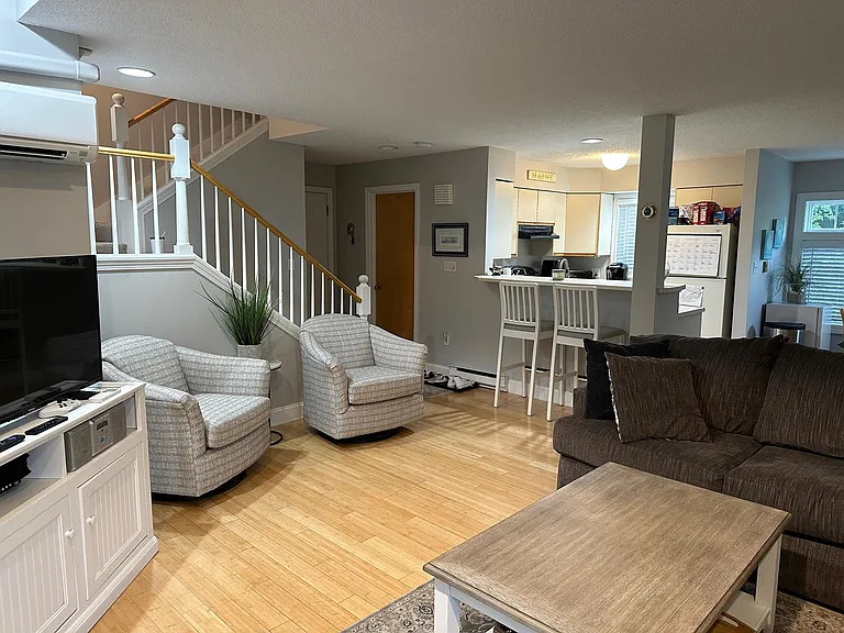 146 W Grand Ave — Photo 10
