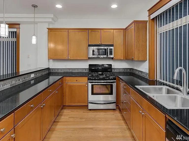 4312B 8th Ave NE — Photo 5