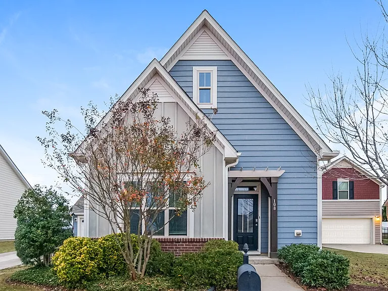 108 Heathwood Dr — Photo 1