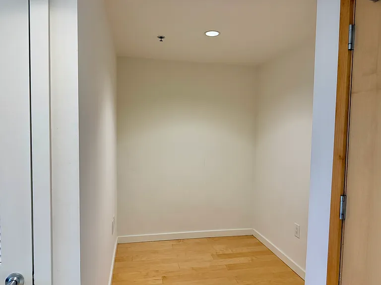 250 King St #1206 — Photo 7