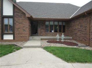 1606 NE Debonair Dr, Lees Summit, MO 64086