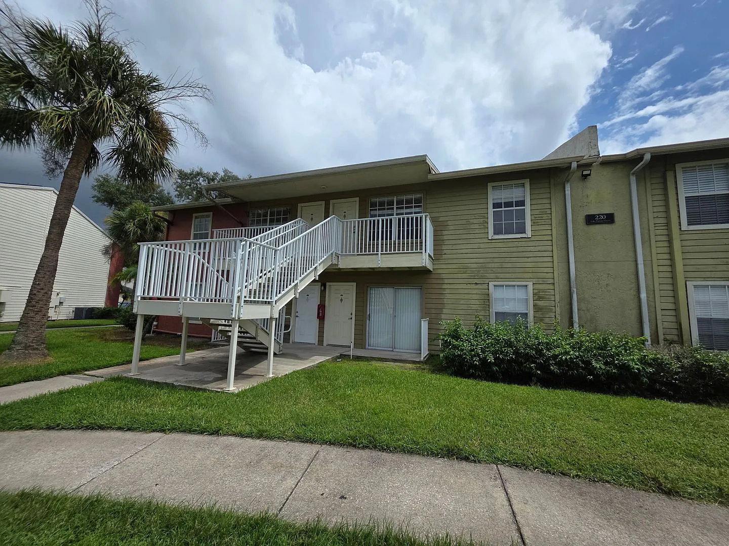 Brandon Lake View 1/1 - $1249 - Water Included + $300 Move-In Credit* — Photo 2