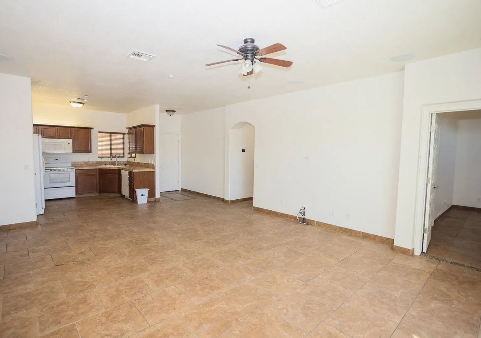 Centrally Located. Adorable Home with Attached Casita. 2 Car Garage. — Photo 2