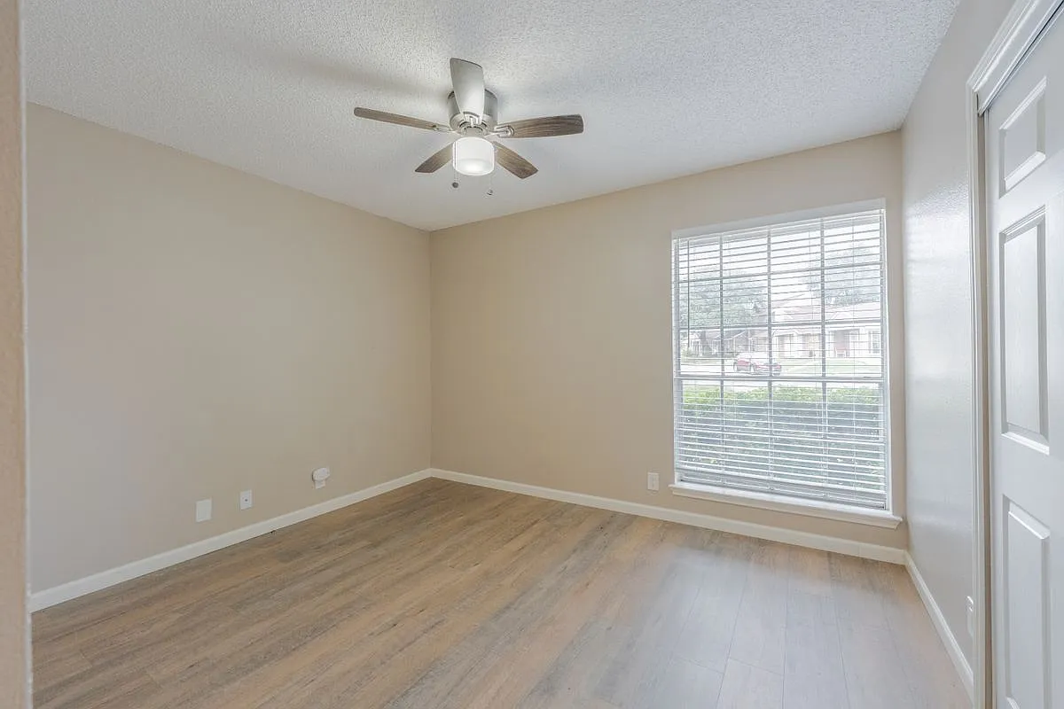 2 bed, 1.0 bath, 555 sqft, $1,250 — Photo 3