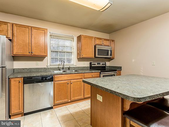 4th image of 16 Perkins Ln