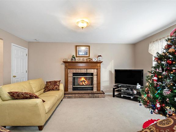 5th image of 2344 Hunters Crest Dr