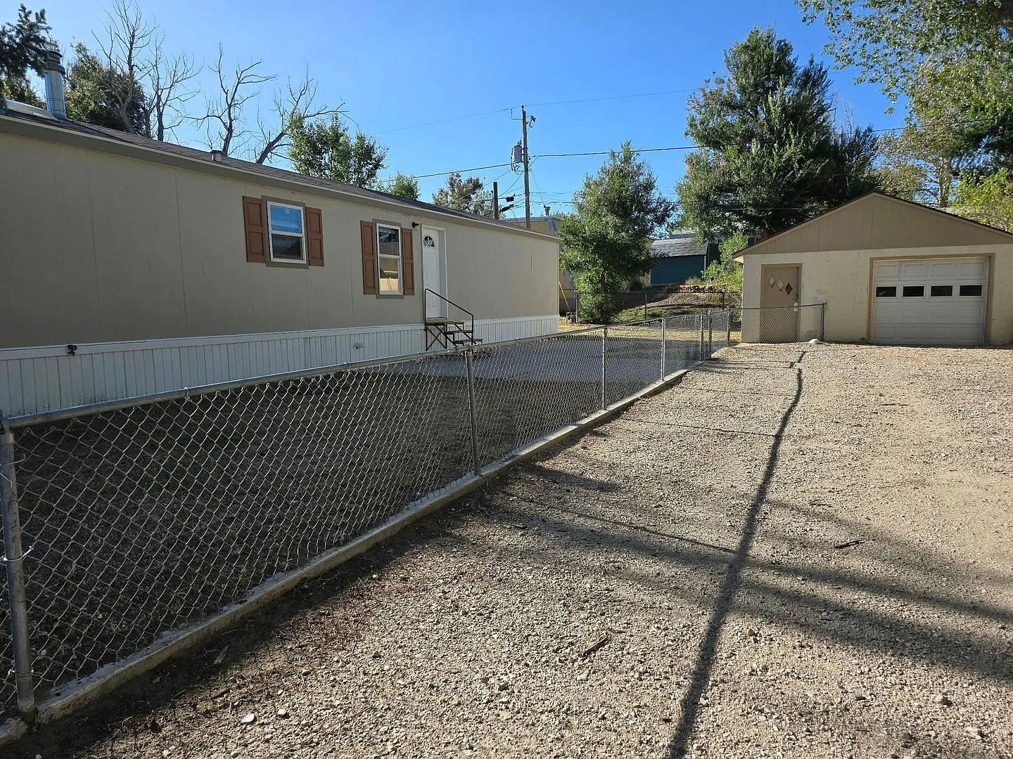 End of the Road Location 3 bd Mobile w/Garage — Photo 1