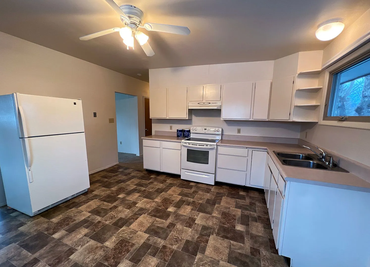 Adorable 3 bedroom 1 bathroom Top Level Unit — Photo 2