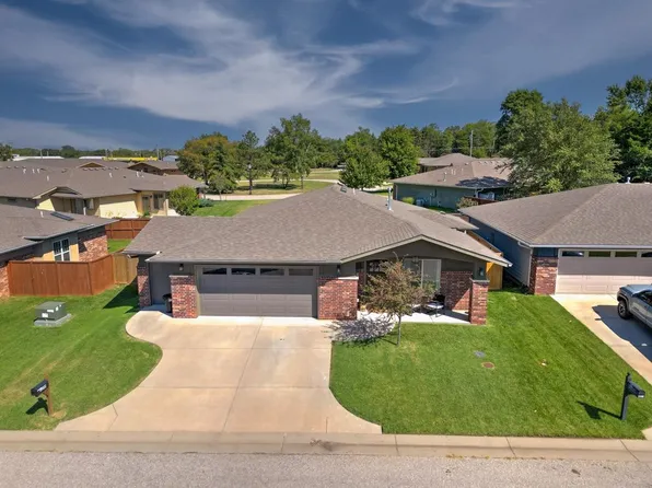 2210 Cottonwood Ln, Winfield, KS 67156
