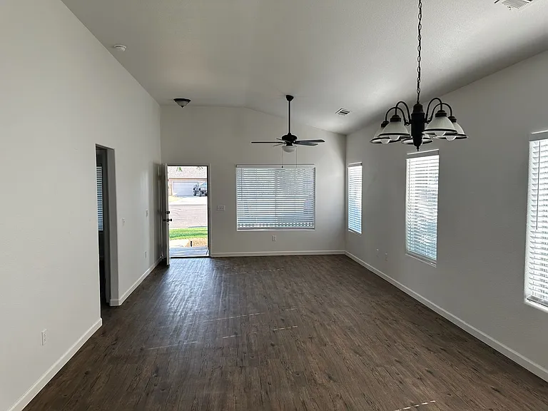 1404 Bradley Ct — Photo 7