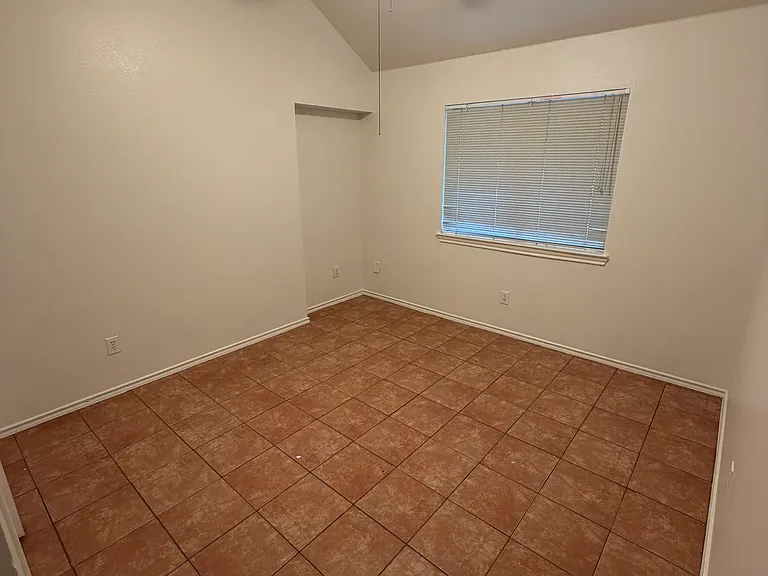 1005 Chelsea Dr — Photo 5