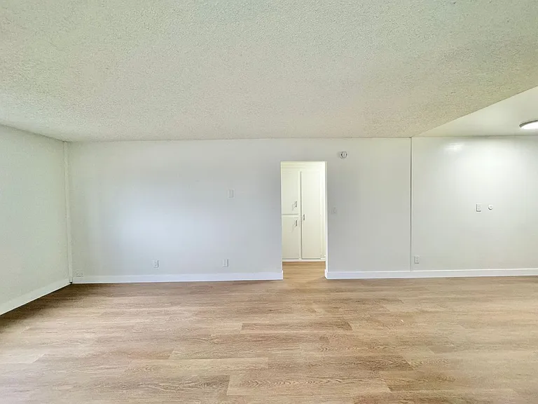 Benton Apartments — Photo 18