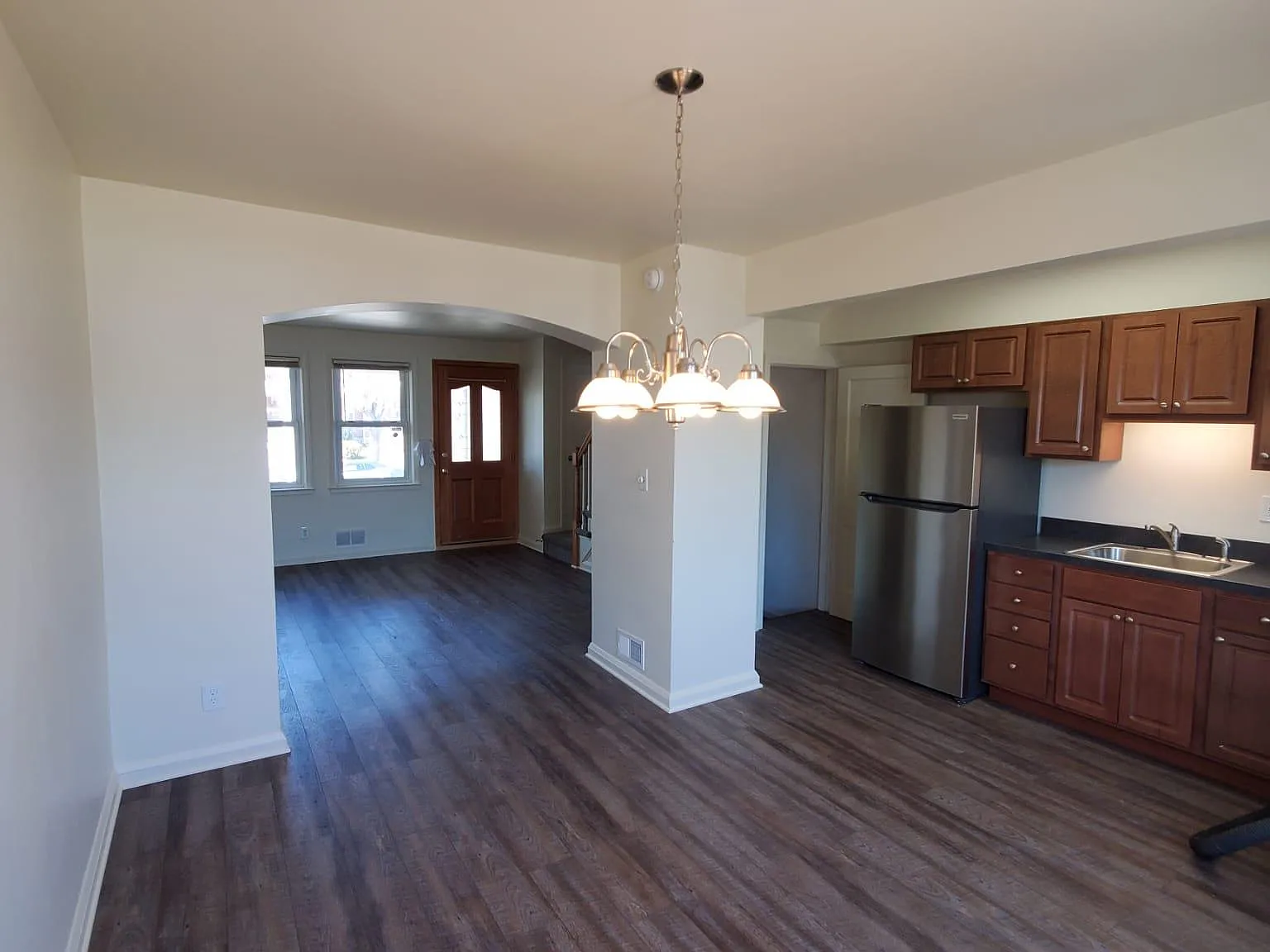 3 bed, 1.5 bath, 1920 sqft, $2,100 — Photo 2