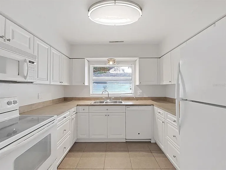 1701 Laurie Ln — Photo 10