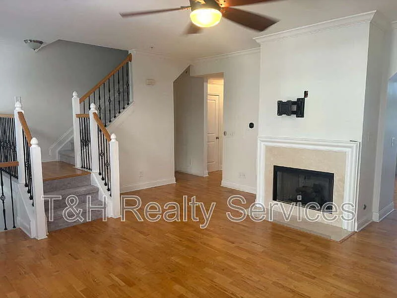 2 bed, 2.5 bath, 1659 sqft, $2,100 — Photo 4