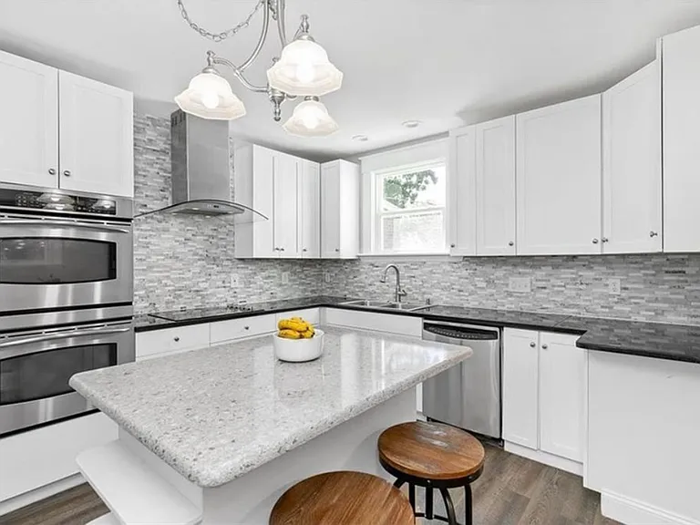 2224 Seminary Ave — Photo 4