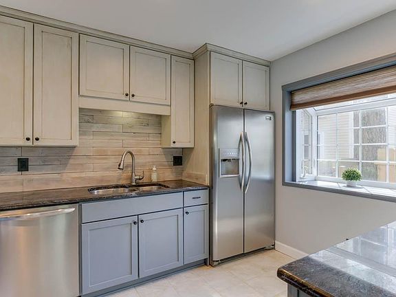 Updated kitchen, granite, SS, all appliances stay!