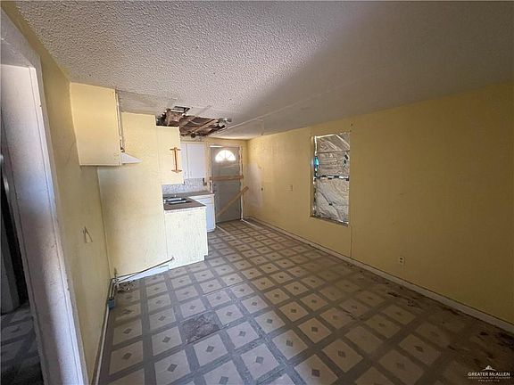 4th image of 1302 E Cano St