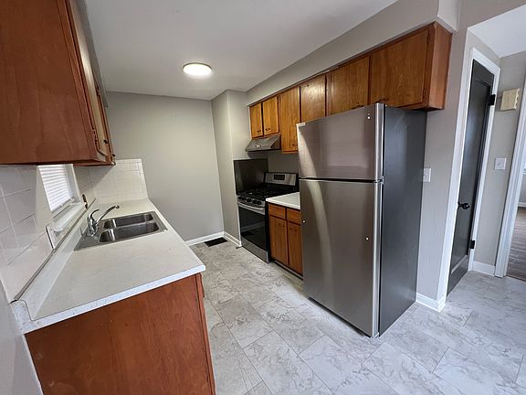 4th image of 1279 E North Broadway