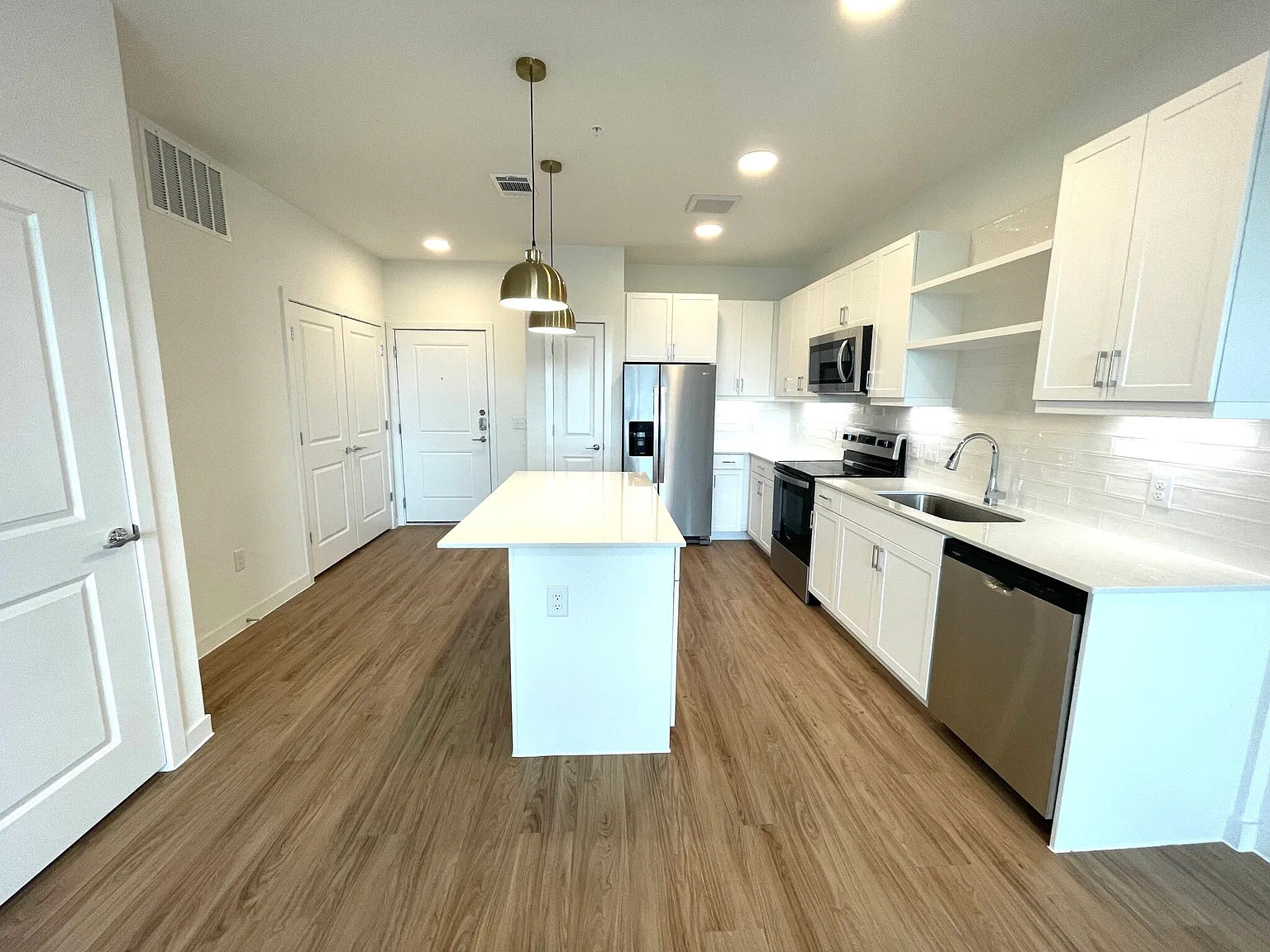 1 bed, 1.0 bath, 800 sqft, $1,139 — Photo 2