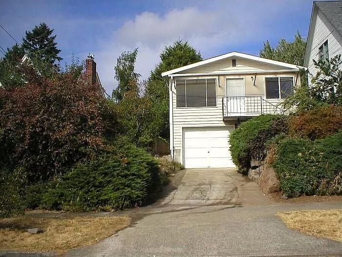1 attached garage with key code for keyless entry