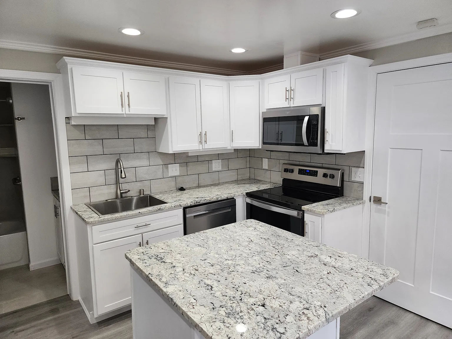 2 bed, 800 sqft, $2,450 — Photo 2